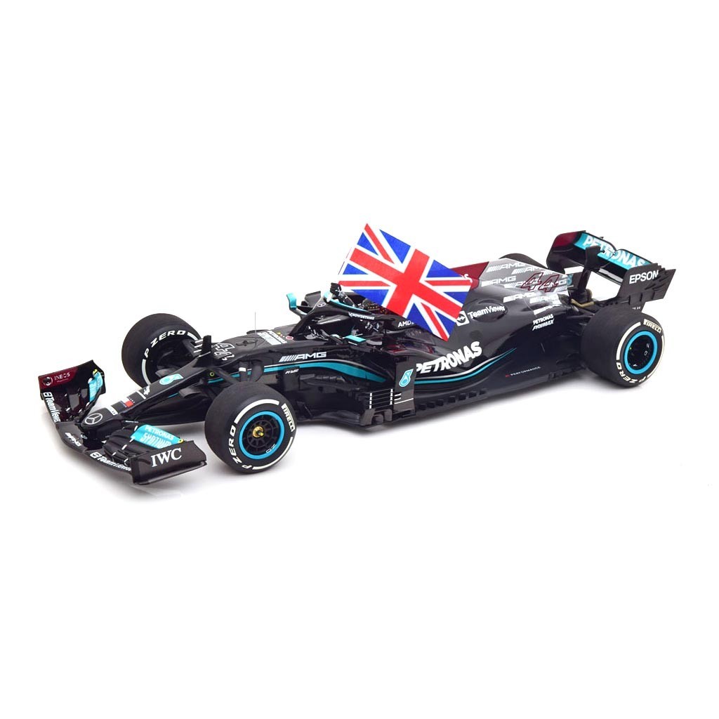 Модель Mercedes AMG W12 E Performance Winner GP Great Britain 2021 Hamilton with Union Jack Minichamps 1:18