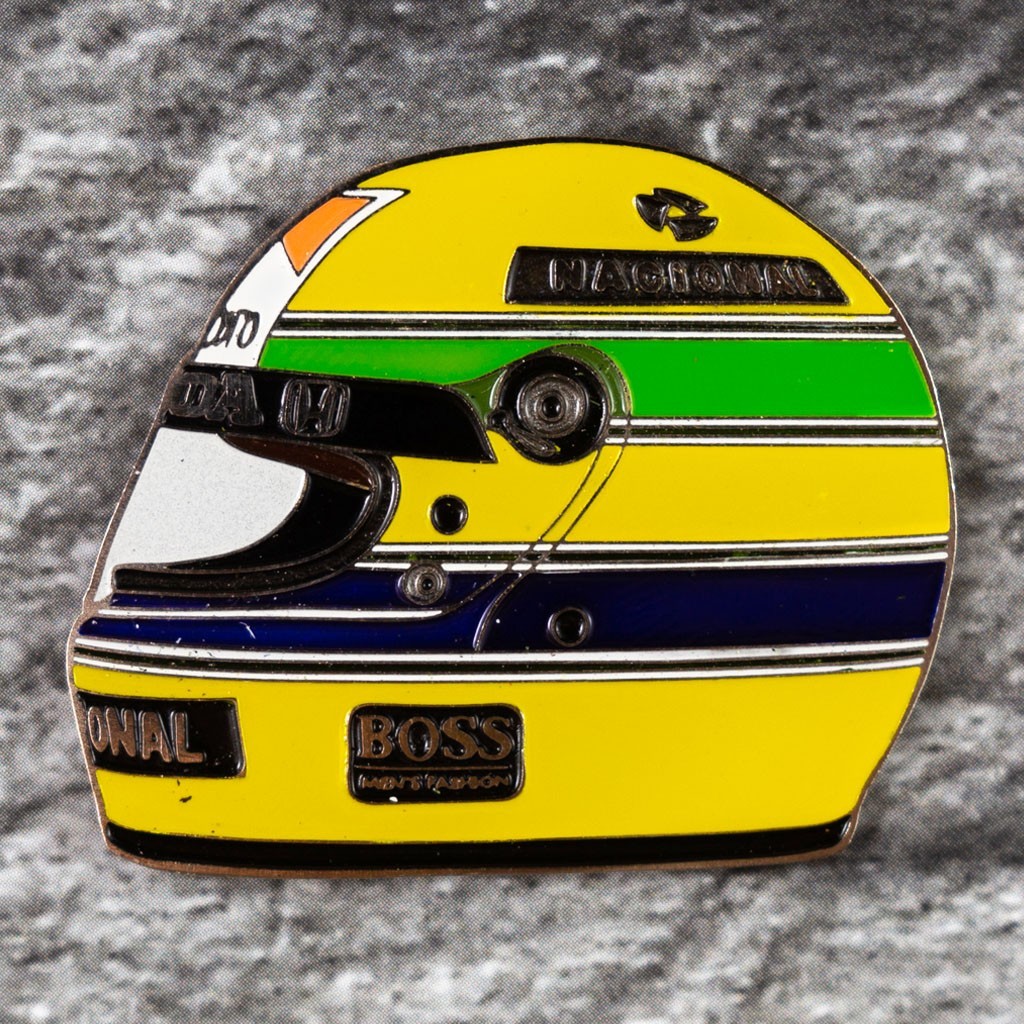 Значок в виде гоночного шлема любимого гонщика F1 - Ayrton Senna F1 1990. Стильное украшение фанату гонок. Отличный мерч и сувенир на тему Formula 1.