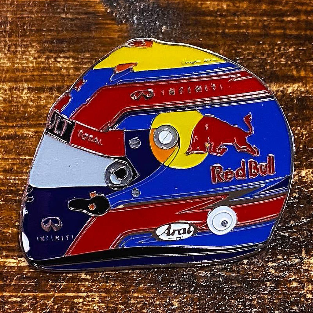 Mark Webber F1 2010 - пин-значок в виде гоночного шлема