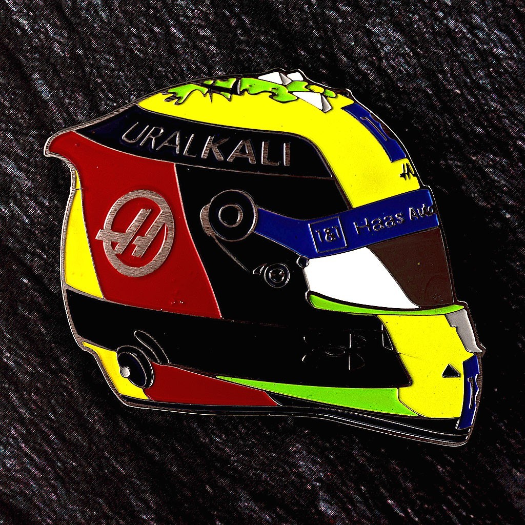 Значок в виде гоночного шлема любимого гонщика F1 - Mick Schumacher's Haas 2021. Стильное украшение фанату гонок. Отличный мерч и сувенир на тему Formula 1.
