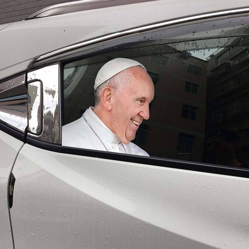 "Папа Римский" - наклейка на боковое окно авто, с 3D эффектом