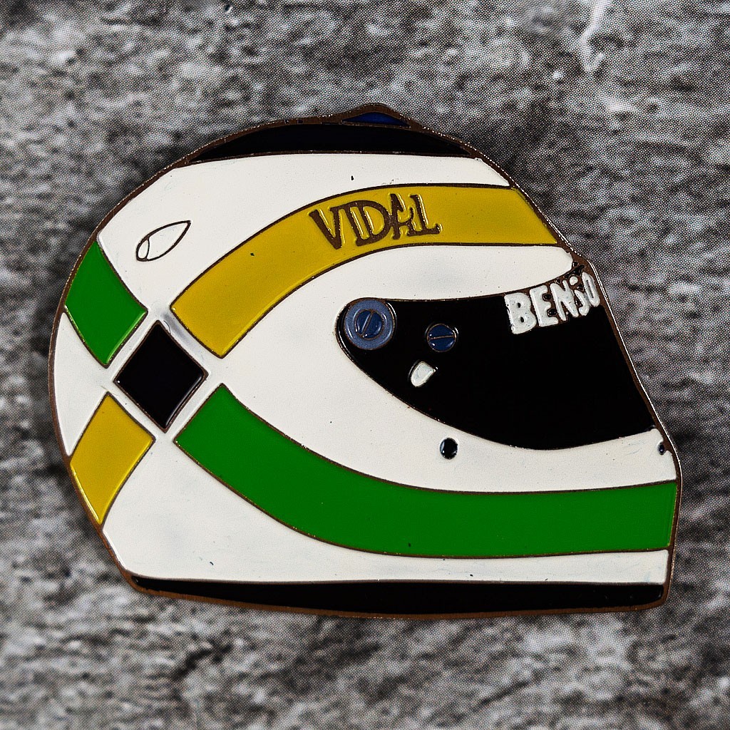 Значок в виде гоночного шлема любимого гонщика F1 - Giancarlo Fisichella F1. Стильное украшение фанату гонок. Отличный мерч и сувенир на тему Formula 1.