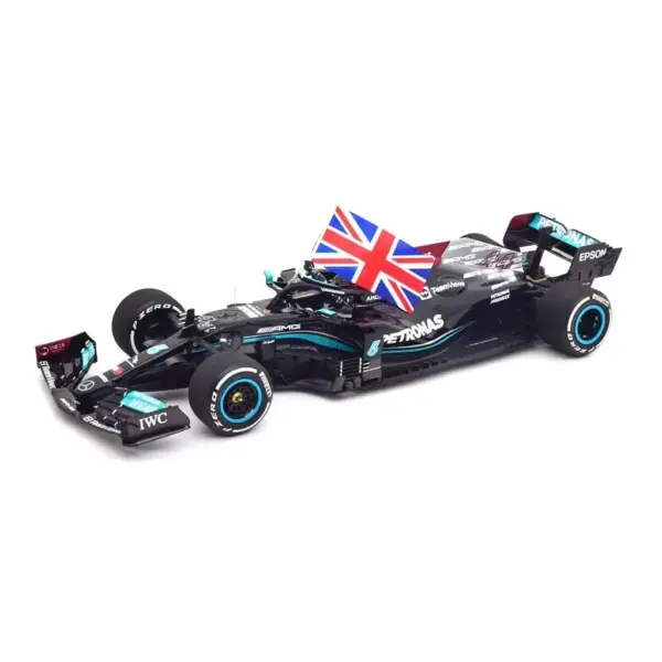 Модель Mercedes AMG W12 E Performance Winner GP Великобританія 2021 Hamilton with Union Jack Minichamps 1:18