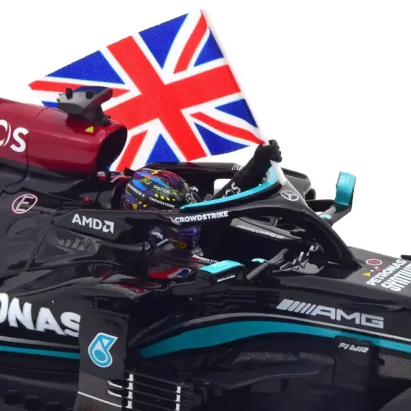 Модель Mercedes AMG W12 E Performance Winner GP Великобританія 2021 Hamilton with Union Jack Minichamps 1:18