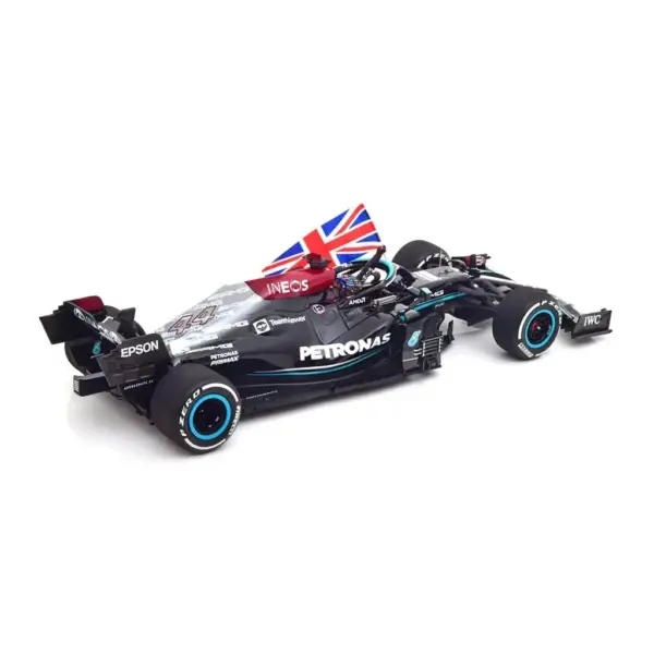 Модель Mercedes AMG W12 E Performance Winner GP Великобританія 2021 Hamilton with Union Jack Minichamps 1:18