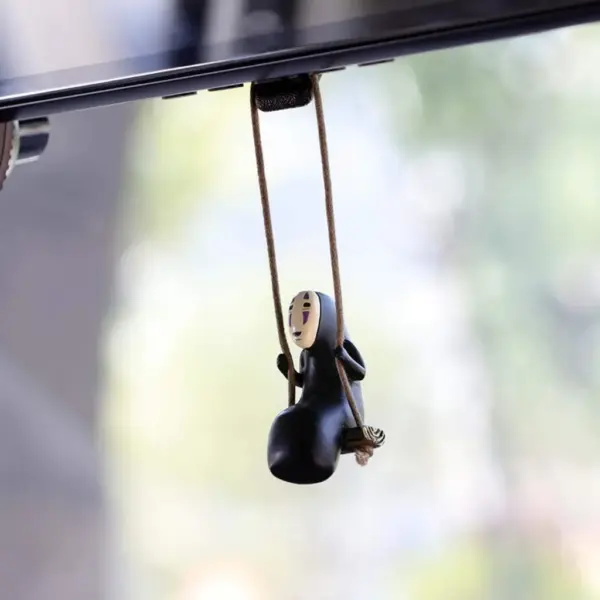 thumb_figurka_v_avto_bezlikij_anime_unesennie_vetrom_na_zerkale.jpg Безликий Бог Каонасі