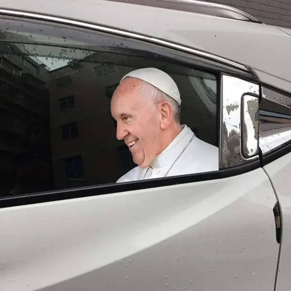 thumb_naklejka_na_steklo_avto_papa_rimskij_foto_2.jpg Наклейка на бокове вікно авто - "Папа Римський"